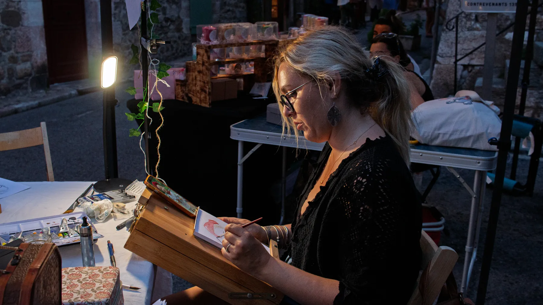 Live painting par une illustratrice lors d’un événement en soirée