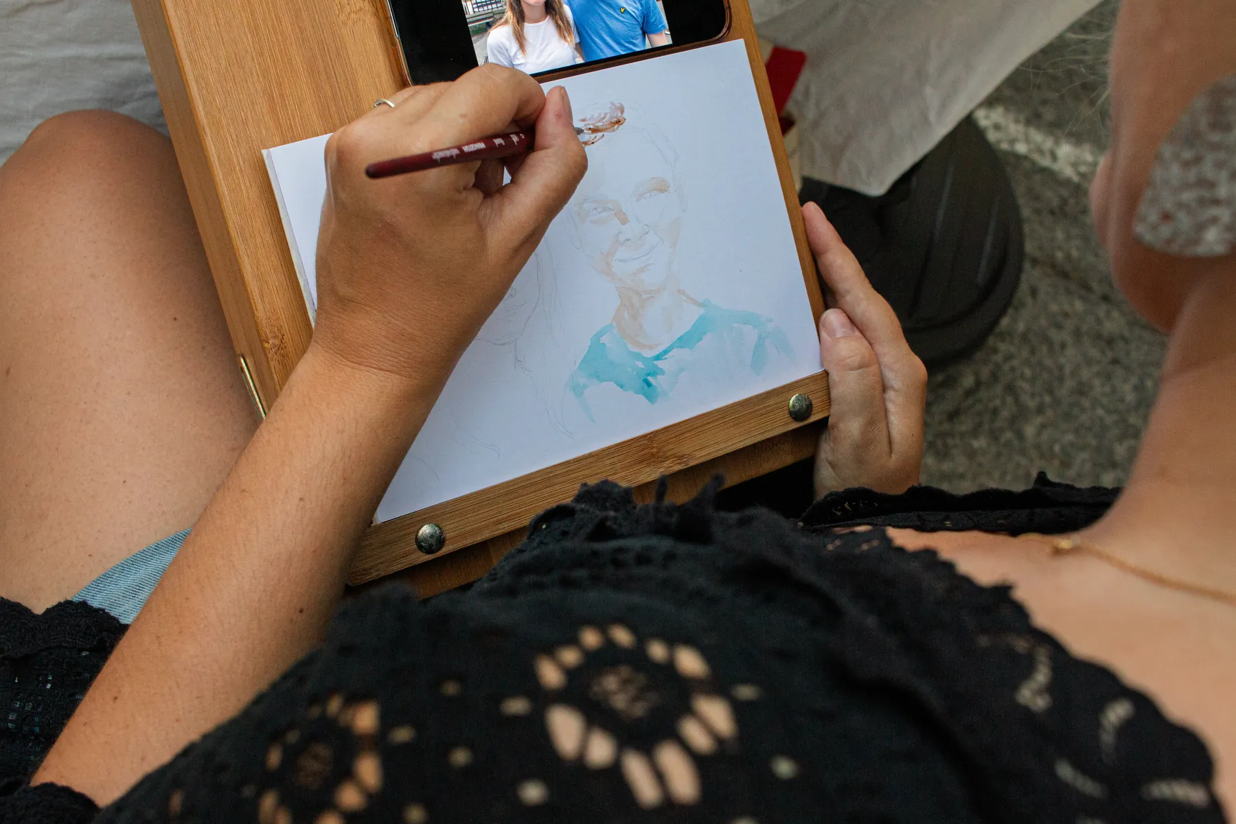 Illustratrice réalisant un portrait à l’aquarelle en direct pendant un événement