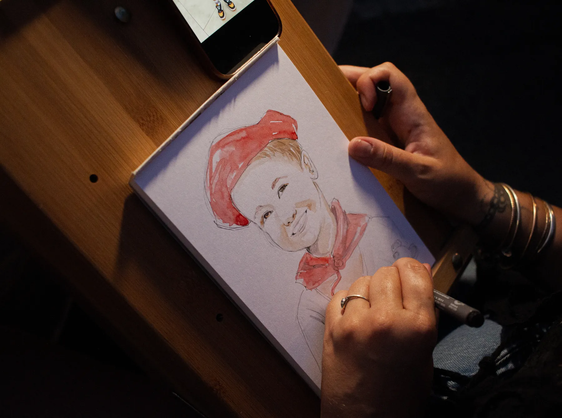Portrait illustré peint à l’aquarelle pendant sa réalisation