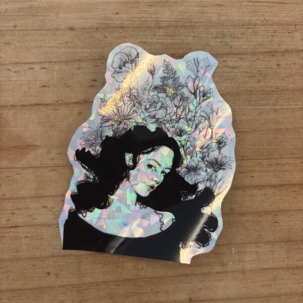 Sticker holographique représentant une femme entourée de fleurs