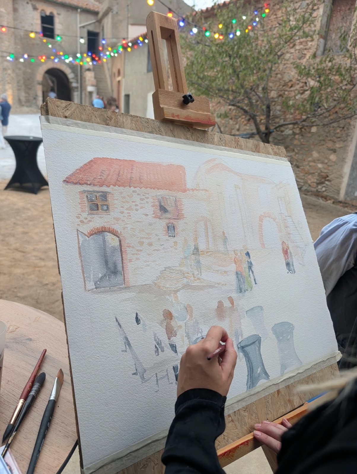 Mise en couleur de l’aquarelle du Mas de Las Fonts pendant la prestation