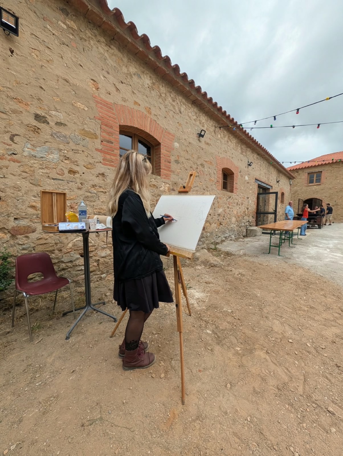 Installation du chevalet pour une prestation de live painting au Mas de Las Fonts à Calce