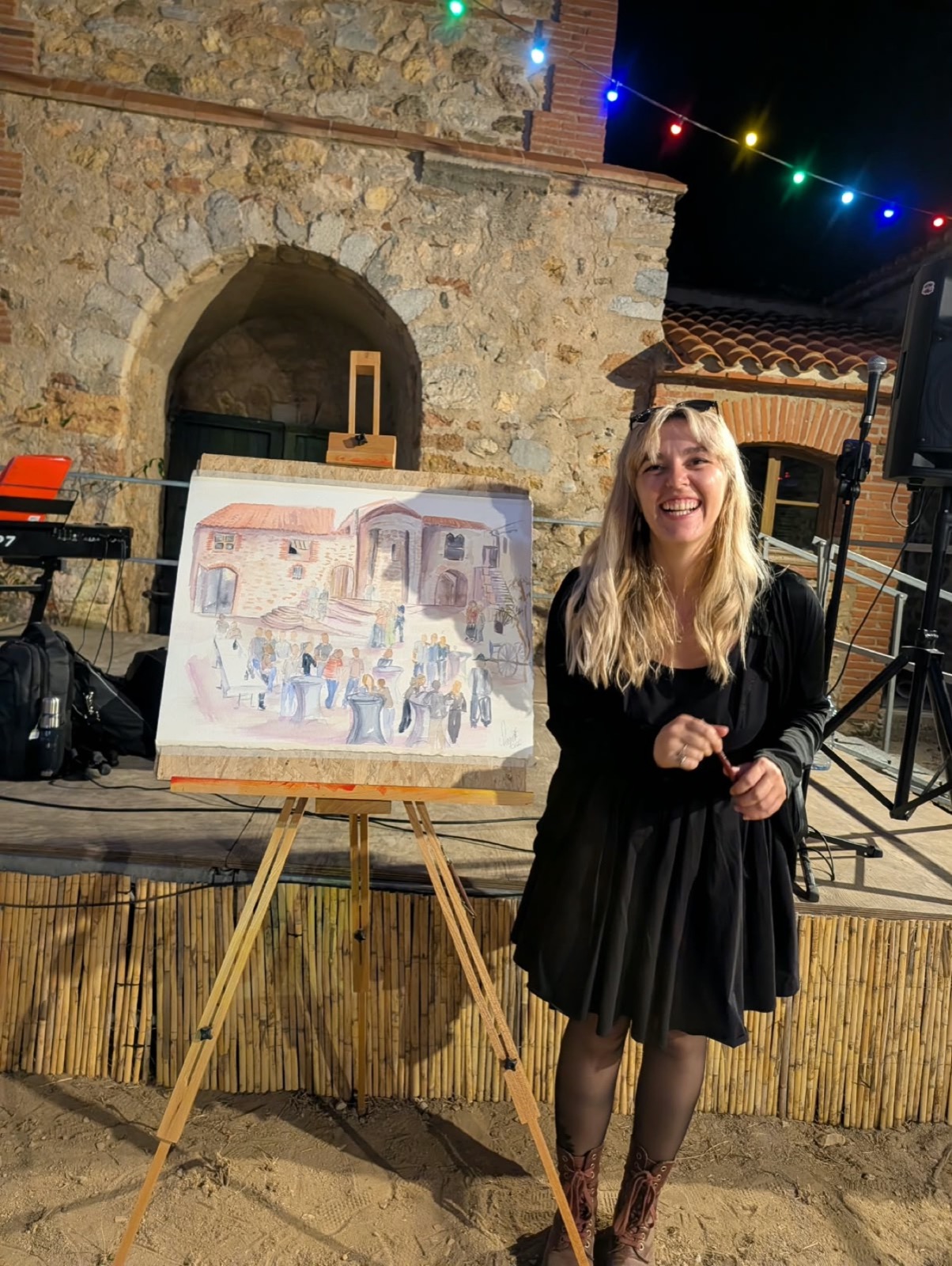 Manon Spatola devant l’aquarelle réalisée en direct pour l’inauguration du Mas de Las Fonts à Calce
