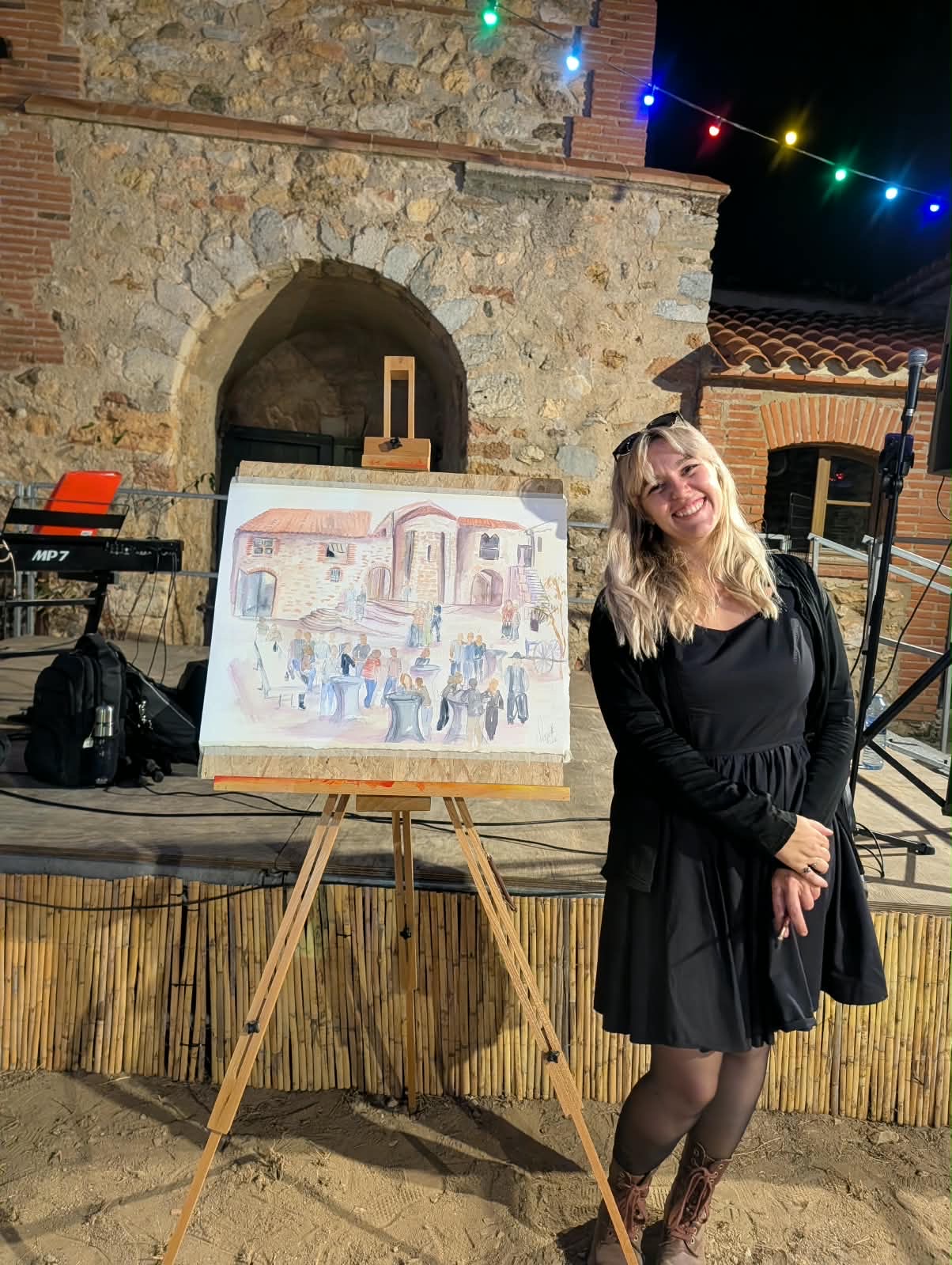 Manon Spatola devant une peinture réalisée en direct lors d’un événement à Perpignan