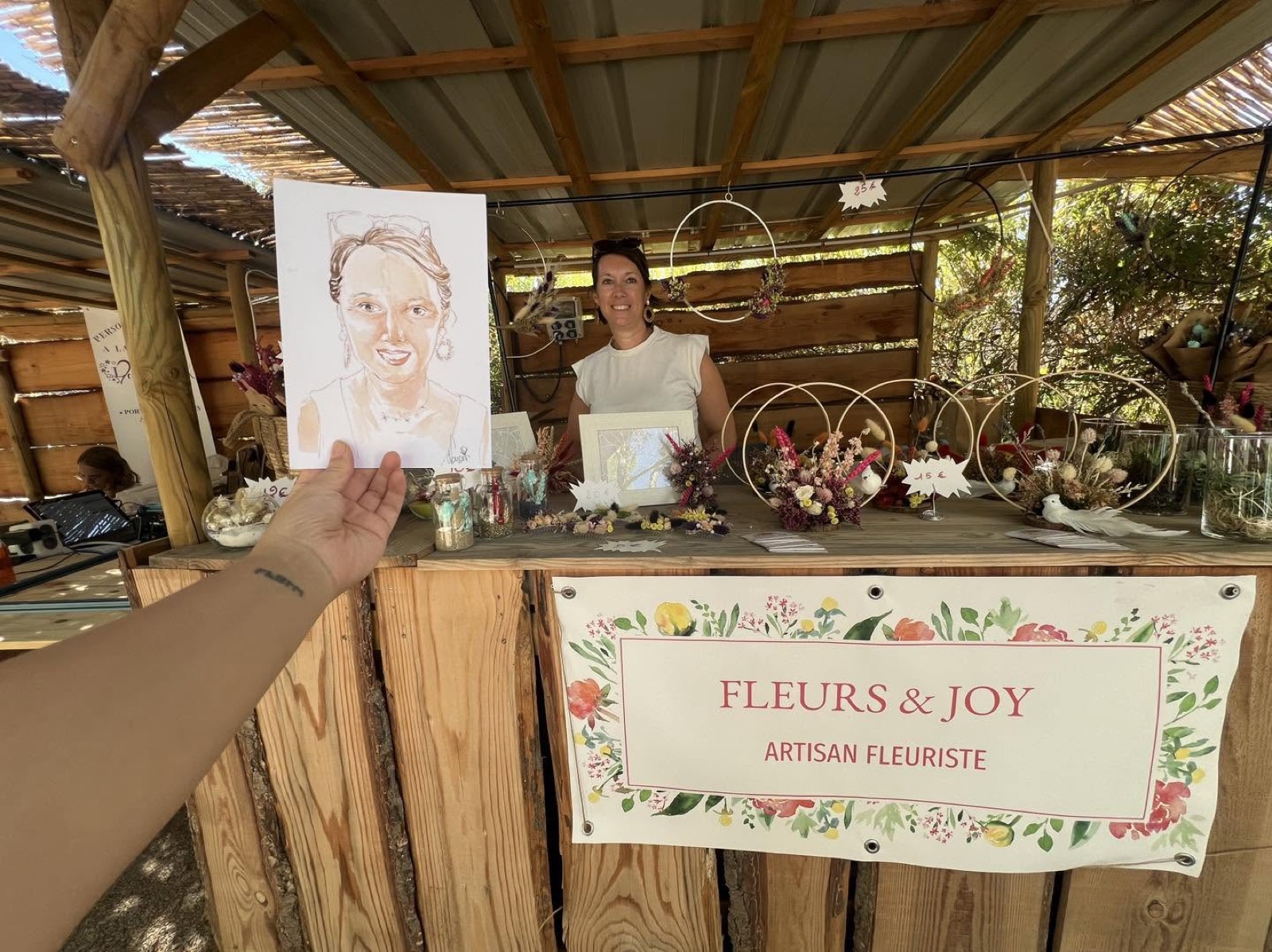 Portrait à l’aquarelle de l’artisane fleuriste Fleurs et Joy au Marché historique de Castelnou